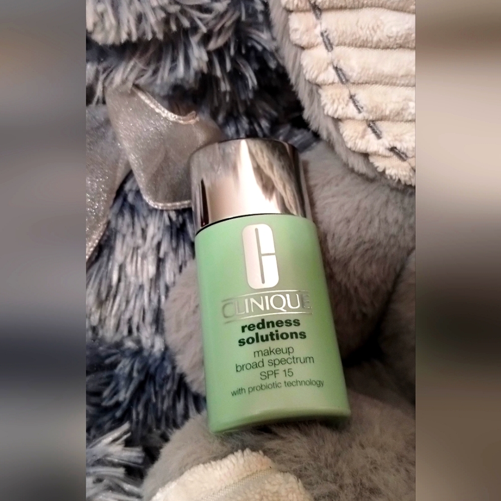 Clinique redness solutions in calming ivory 03